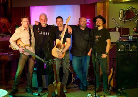 Sie spielen genau das, was man allgemein unter Americana versteht und das machen sie auch noch verdammt gut.   REAL MUSIC